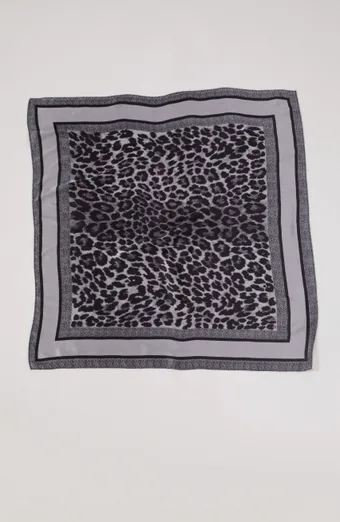 Pelēka šalle ar leoparda apdruku