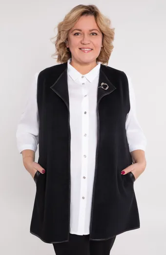 Melna zamšādas veste ar piespraudi